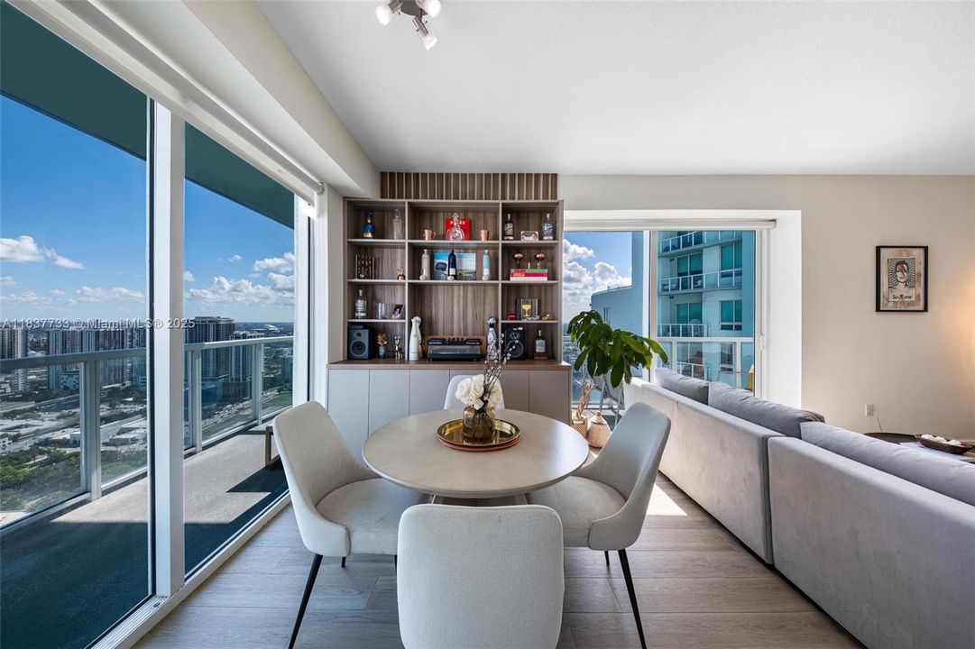 En Venta: $599,000 (2 camas, 2 baños, 1180 Pies cuadrados)