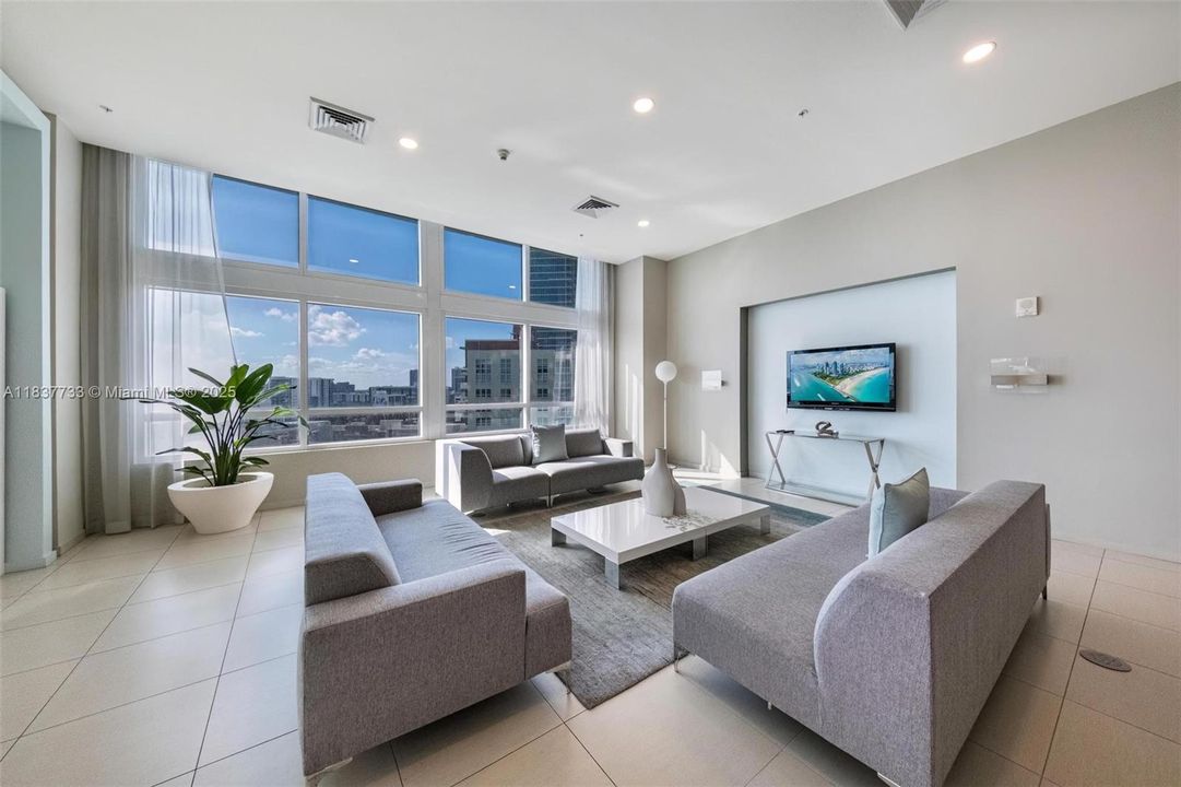 En Venta: $599,000 (2 camas, 2 baños, 1180 Pies cuadrados)