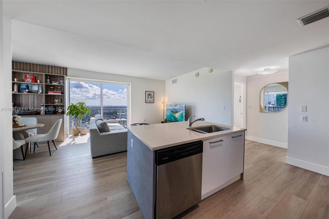 En Venta: $599,000 (2 camas, 2 baños, 1180 Pies cuadrados)