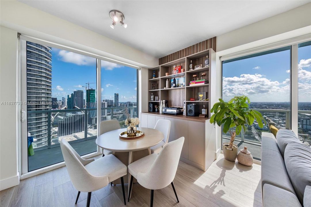 En Venta: $599,000 (2 camas, 2 baños, 1180 Pies cuadrados)