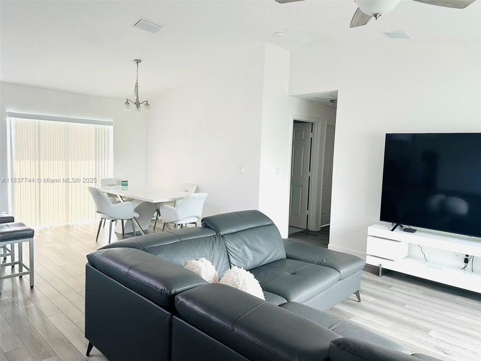 В аренду: $2,100 (3 спален, 2 ванн, 0 Квадратных фут)