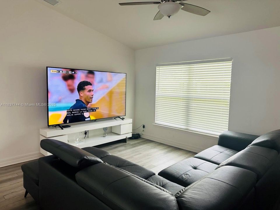 В аренду: $2,100 (3 спален, 2 ванн, 0 Квадратных фут)