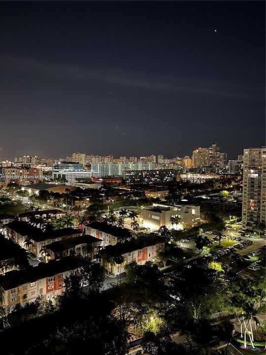 For Sale: $239,000 (1 beds, 1 baths, 887 Square Feet)