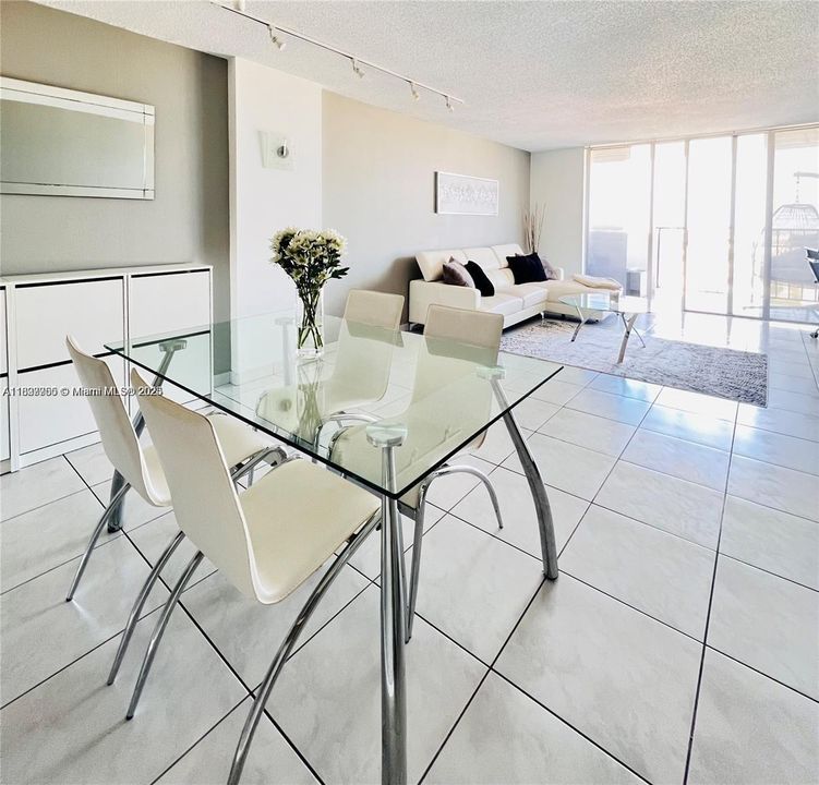 For Sale: $239,000 (1 beds, 1 baths, 887 Square Feet)