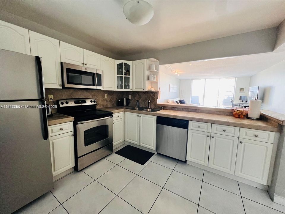 For Sale: $239,000 (1 beds, 1 baths, 887 Square Feet)