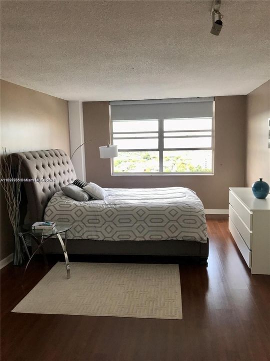 For Sale: $239,000 (1 beds, 1 baths, 887 Square Feet)