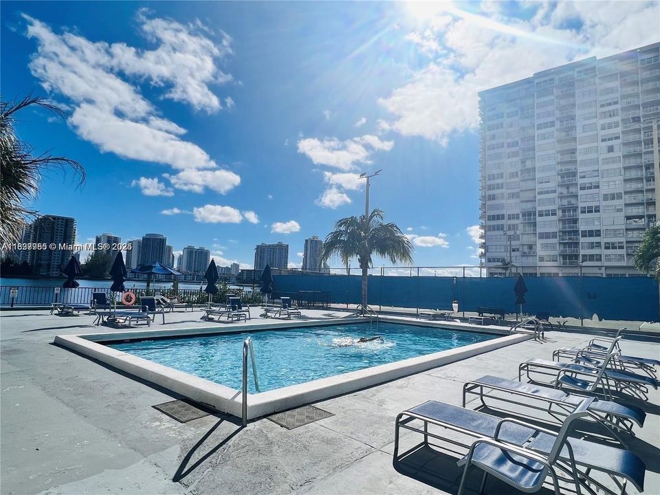 For Sale: $239,000 (1 beds, 1 baths, 887 Square Feet)