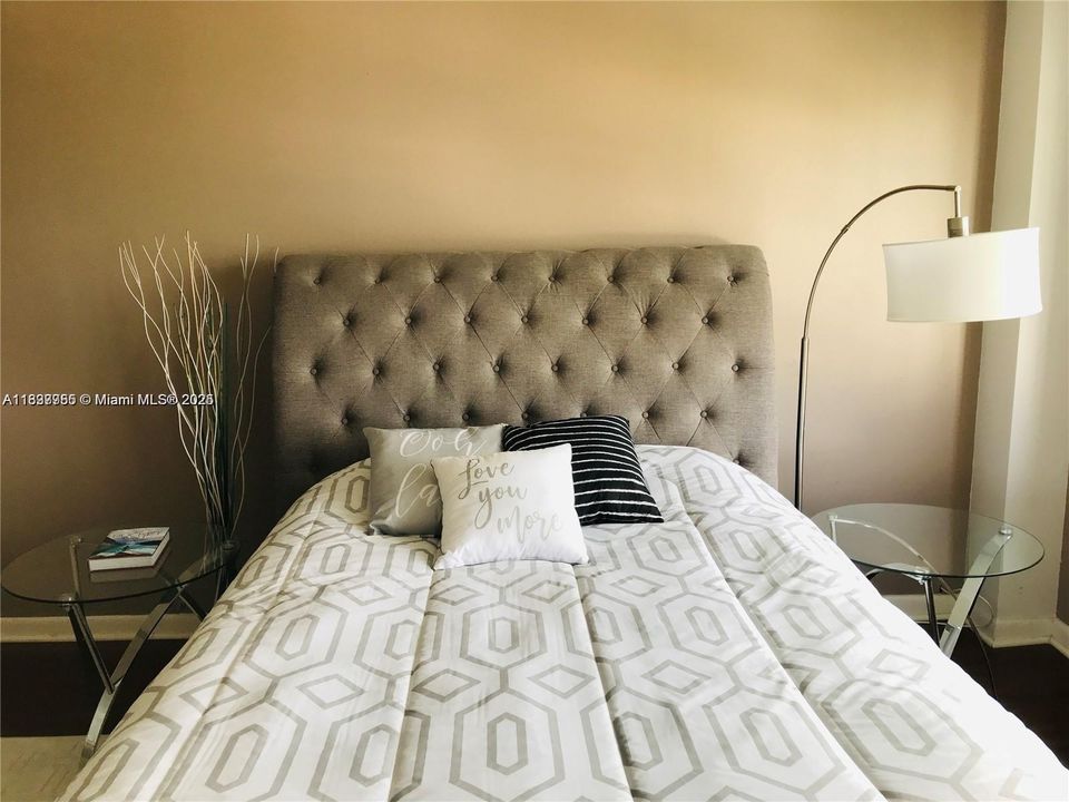 For Sale: $239,000 (1 beds, 1 baths, 887 Square Feet)