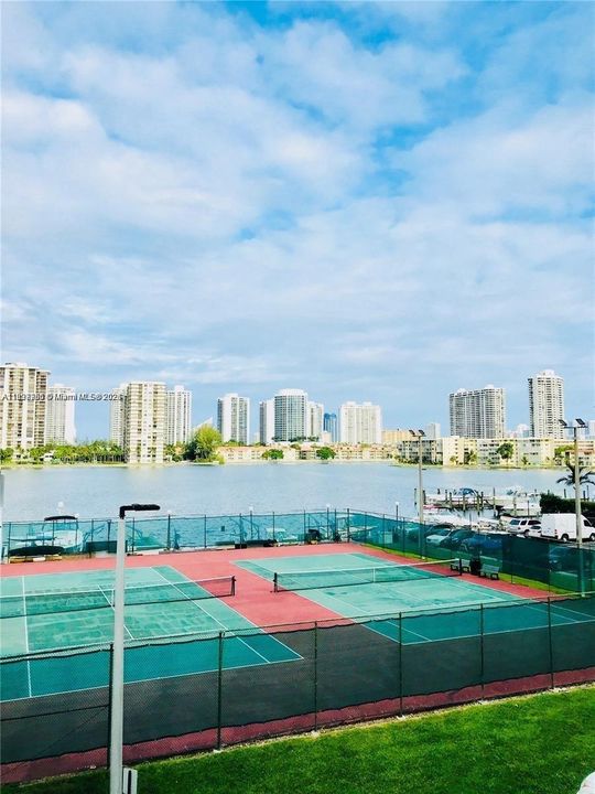 For Sale: $239,000 (1 beds, 1 baths, 887 Square Feet)
