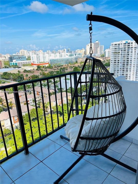 For Sale: $239,000 (1 beds, 1 baths, 887 Square Feet)