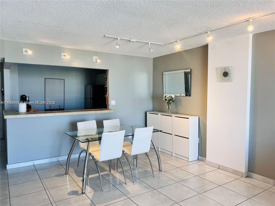 For Sale: $239,000 (1 beds, 1 baths, 887 Square Feet)