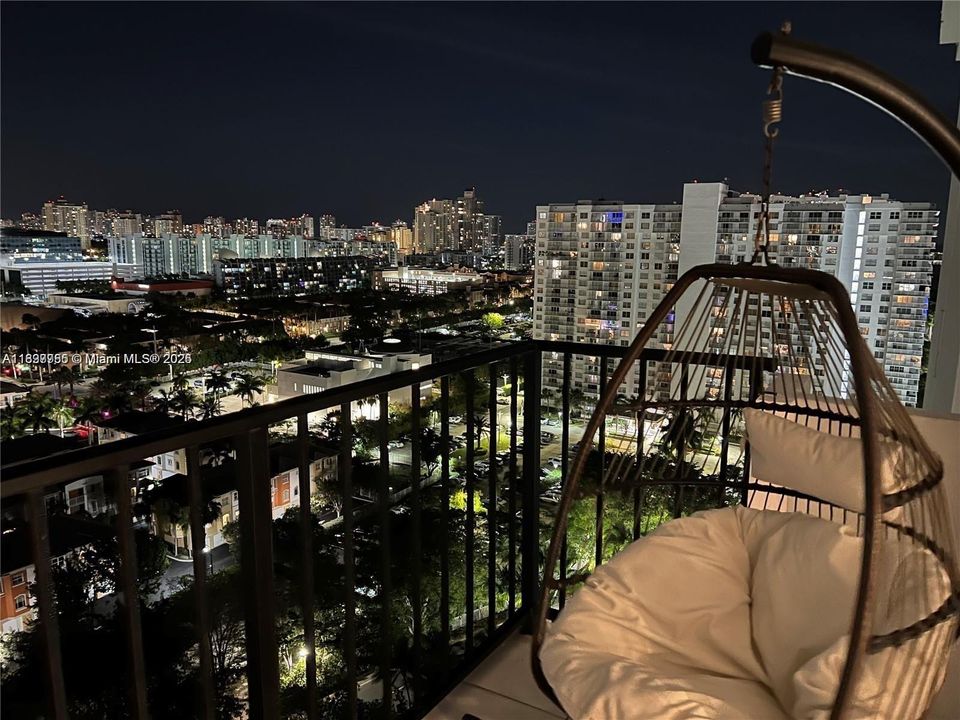 For Sale: $239,000 (1 beds, 1 baths, 887 Square Feet)