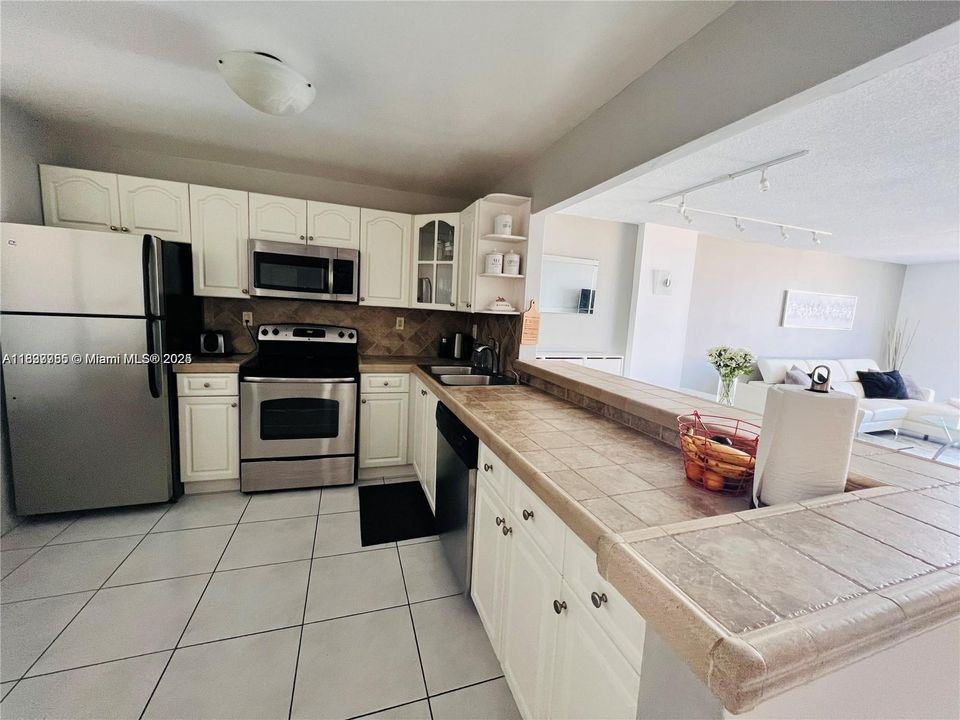 For Sale: $239,000 (1 beds, 1 baths, 887 Square Feet)