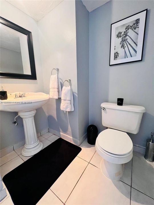 For Sale: $239,000 (1 beds, 1 baths, 887 Square Feet)