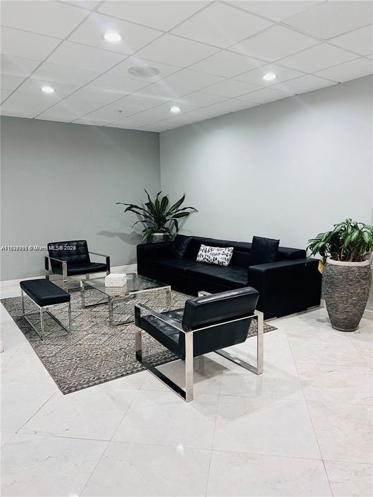 For Sale: $239,000 (1 beds, 1 baths, 887 Square Feet)
