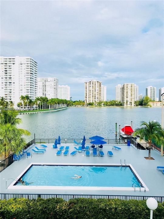 For Sale: $239,000 (1 beds, 1 baths, 887 Square Feet)