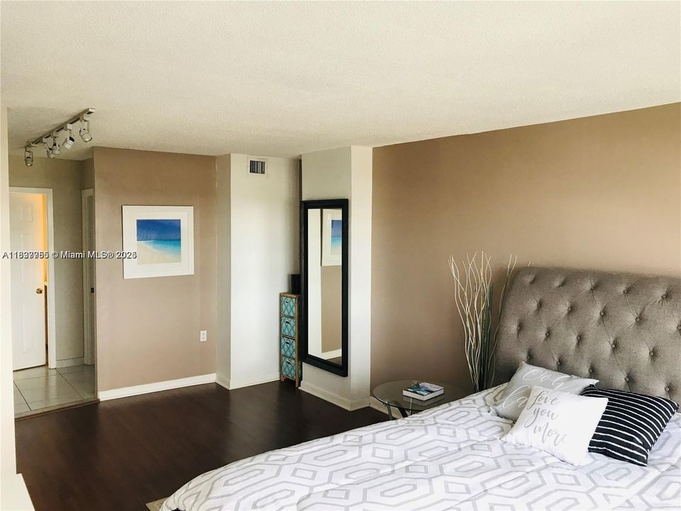 For Sale: $239,000 (1 beds, 1 baths, 887 Square Feet)