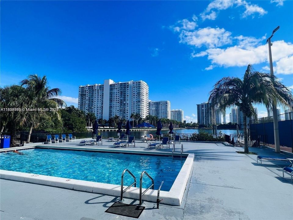 For Sale: $239,000 (1 beds, 1 baths, 887 Square Feet)