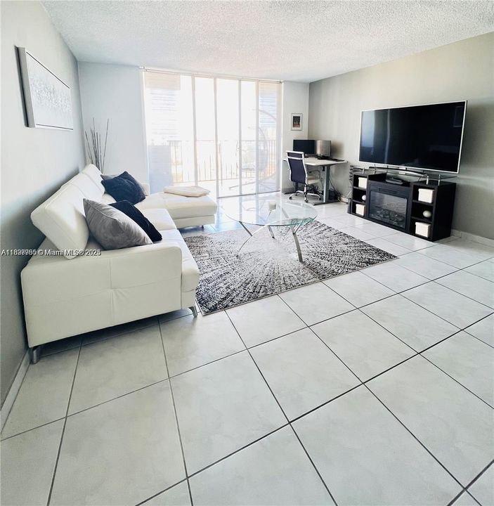 For Sale: $239,000 (1 beds, 1 baths, 887 Square Feet)