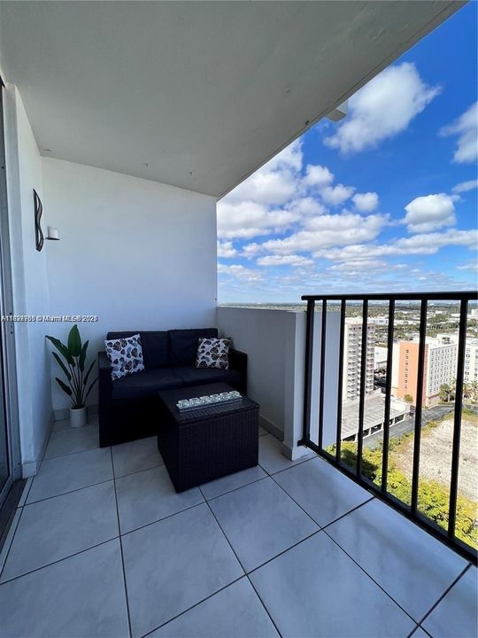 For Sale: $239,000 (1 beds, 1 baths, 887 Square Feet)
