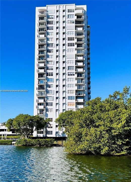For Sale: $239,000 (1 beds, 1 baths, 887 Square Feet)