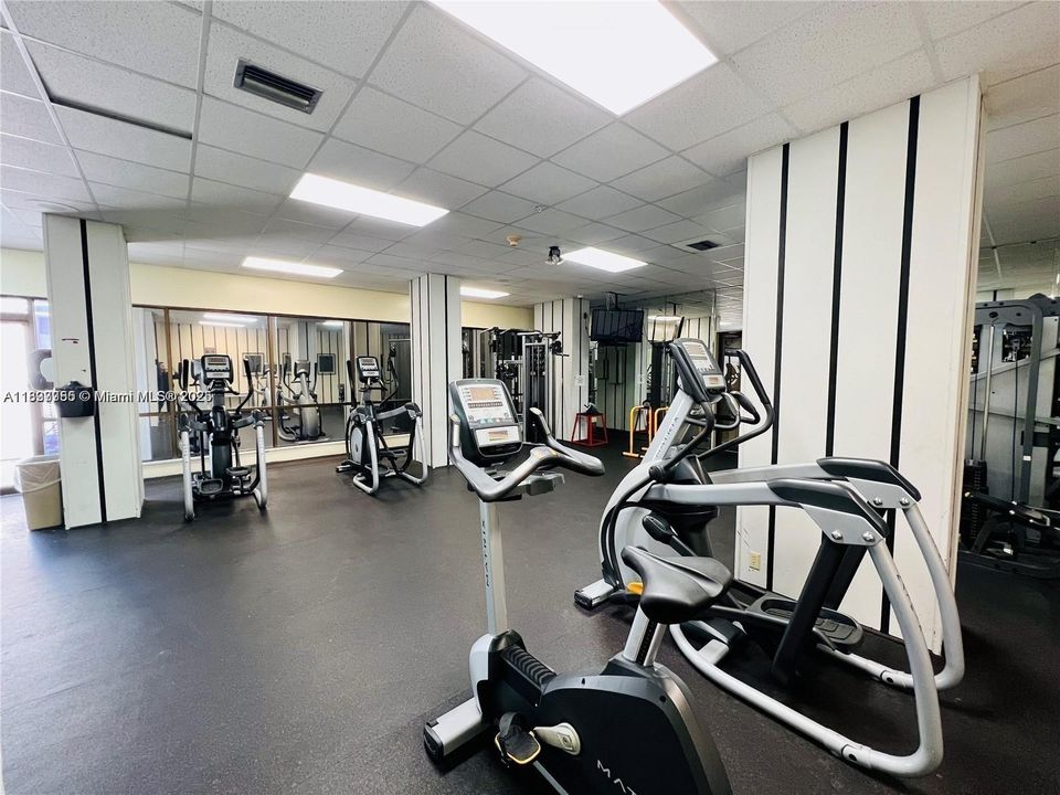 For Sale: $239,000 (1 beds, 1 baths, 887 Square Feet)