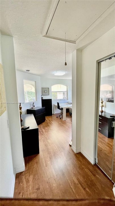 出租: $11,750 (6 贝兹, 4 浴室, 3030 平方英尺)