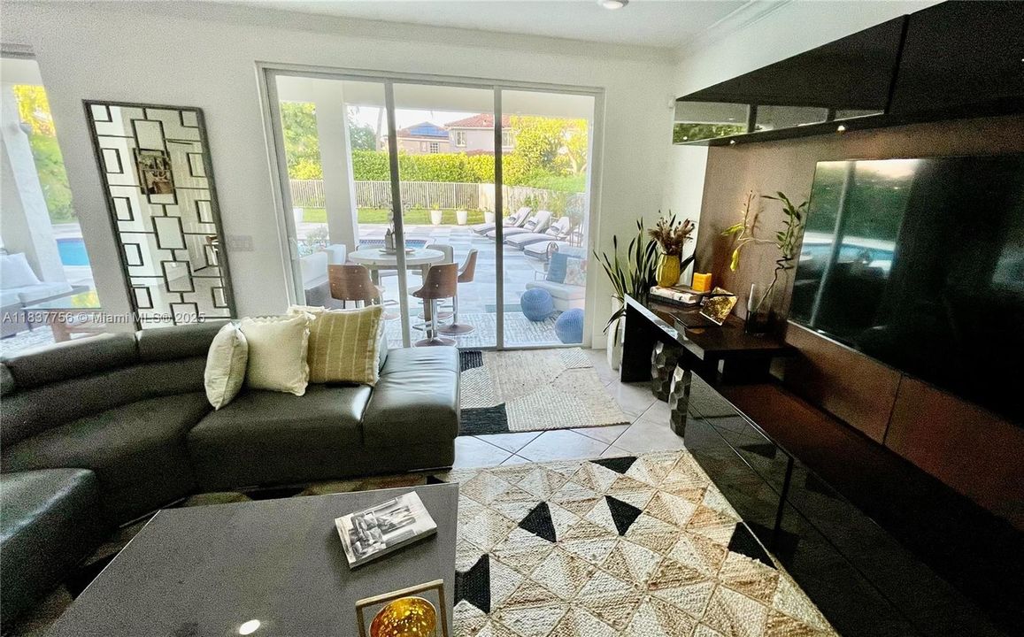 出租: $11,750 (6 贝兹, 4 浴室, 3030 平方英尺)