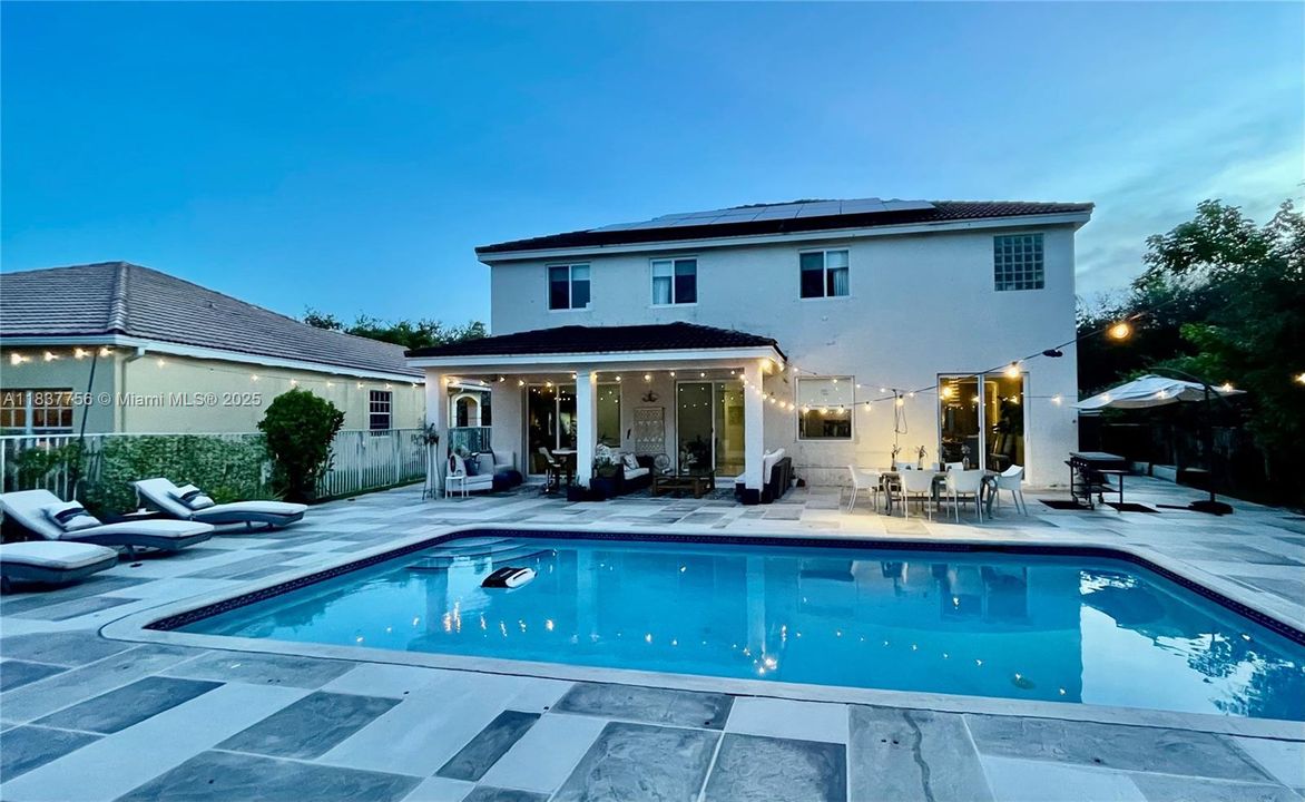 出租: $11,750 (6 贝兹, 4 浴室, 3030 平方英尺)