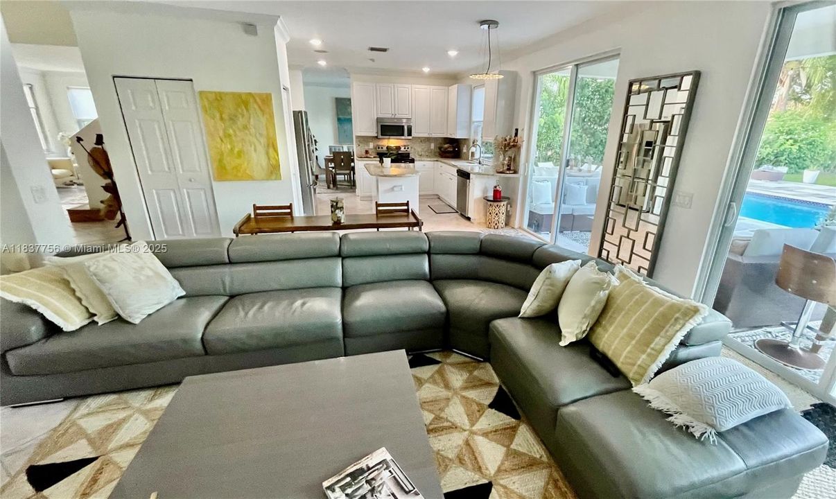 出租: $11,750 (6 贝兹, 4 浴室, 3030 平方英尺)