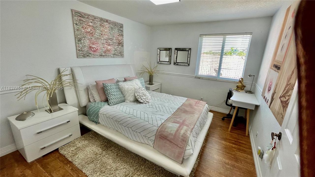 出租: $11,750 (6 贝兹, 4 浴室, 3030 平方英尺)