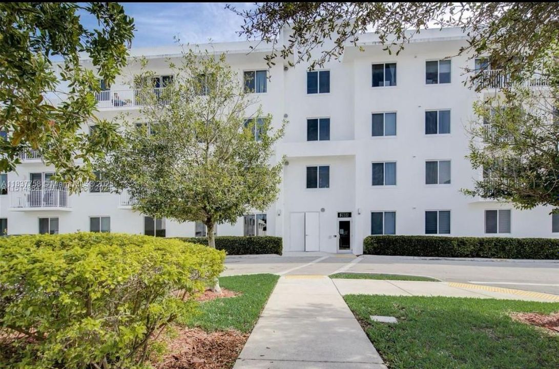 最近售出: $339,000 (3 贝兹, 2 浴室, 1100 平方英尺)