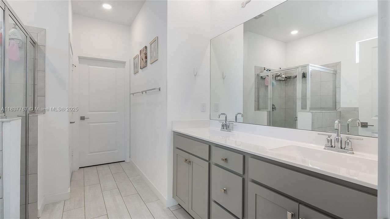 待售: $568,000 (4 贝兹, 2 浴室, 1713 平方英尺)