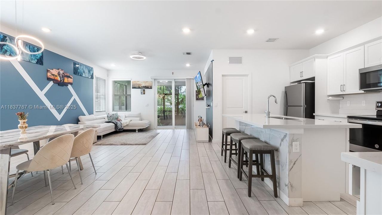 待售: $568,000 (4 贝兹, 2 浴室, 1713 平方英尺)