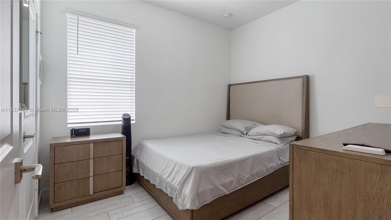 待售: $568,000 (4 贝兹, 2 浴室, 1713 平方英尺)