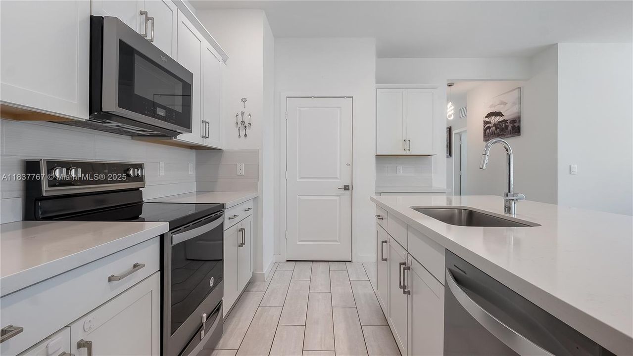 待售: $568,000 (4 贝兹, 2 浴室, 1713 平方英尺)