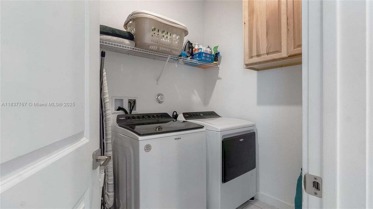 待售: $568,000 (4 贝兹, 2 浴室, 1713 平方英尺)