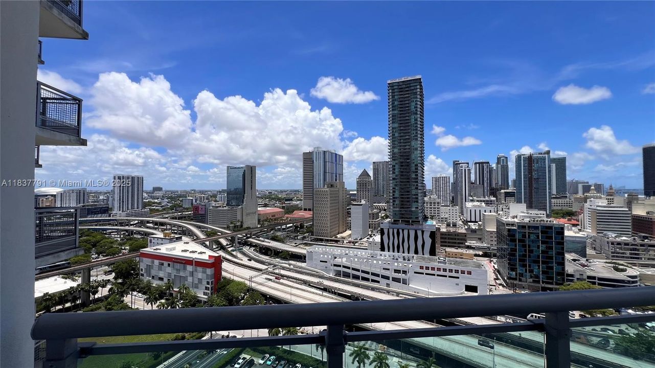 En Venta: $700,000 (3 camas, 2 baños, 1385 Pies cuadrados)
