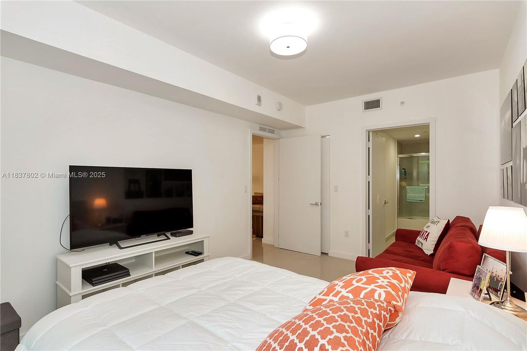 Recently Rented: $4,900 (2 beds, 2 baths, 1178 Square Feet)