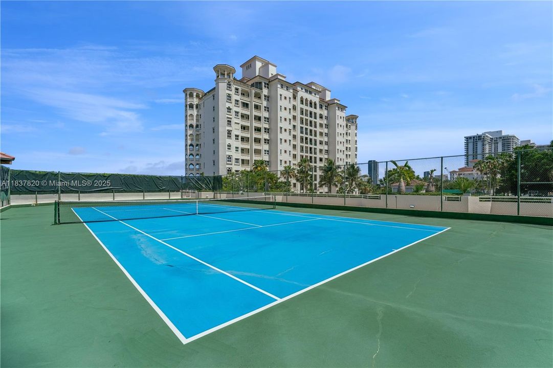 Recently Rented: $4,000 (2 beds, 2 baths, 1340 Square Feet)