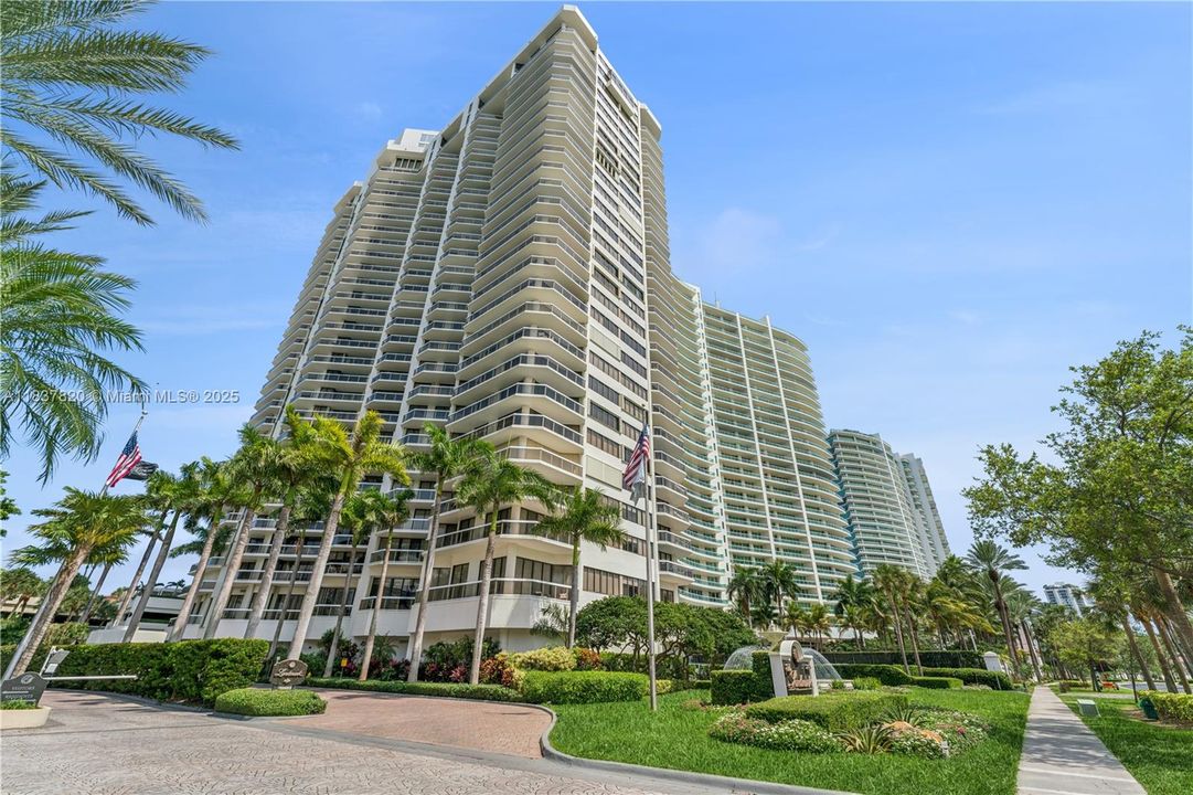 Recently Rented: $4,000 (2 beds, 2 baths, 1340 Square Feet)