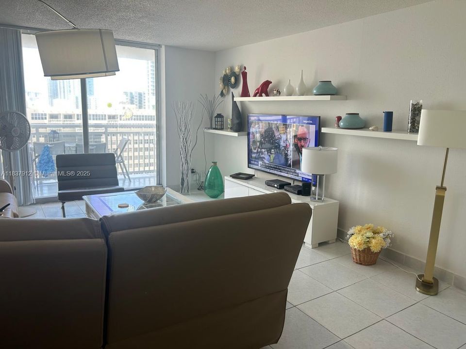 En Venta: $394,500 (2 camas, 2 baños, 1200 Pies cuadrados)