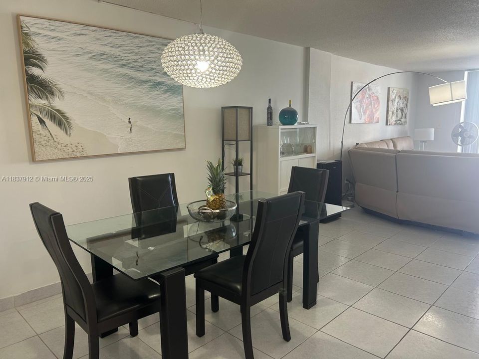 En Venta: $394,500 (2 camas, 2 baños, 1200 Pies cuadrados)