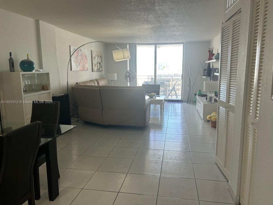 En Venta: $394,500 (2 camas, 2 baños, 1200 Pies cuadrados)