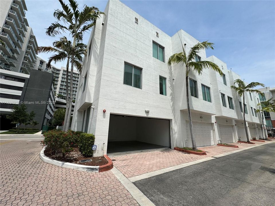 For Rent: $3,800 (3 beds, 3 baths, 2127 Square Feet)