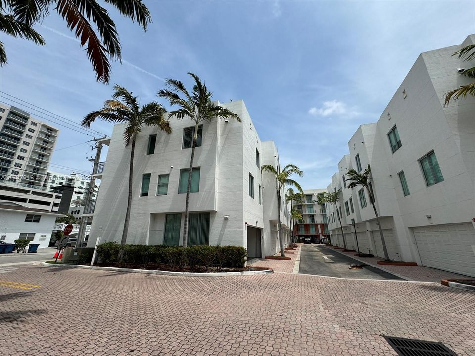 For Rent: $3,800 (3 beds, 3 baths, 2127 Square Feet)