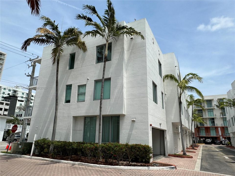 For Rent: $3,800 (3 beds, 3 baths, 2127 Square Feet)
