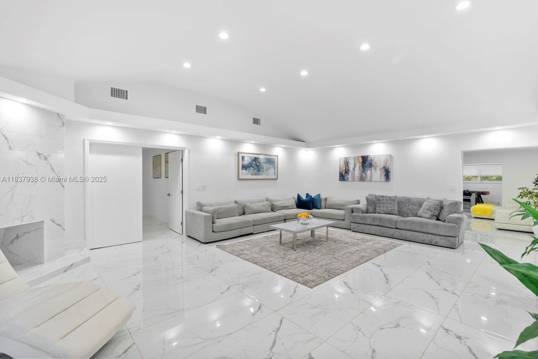 Recientemente alquilado: $12,500 (4 camas, 4 baños, 3373 Pies cuadrados)