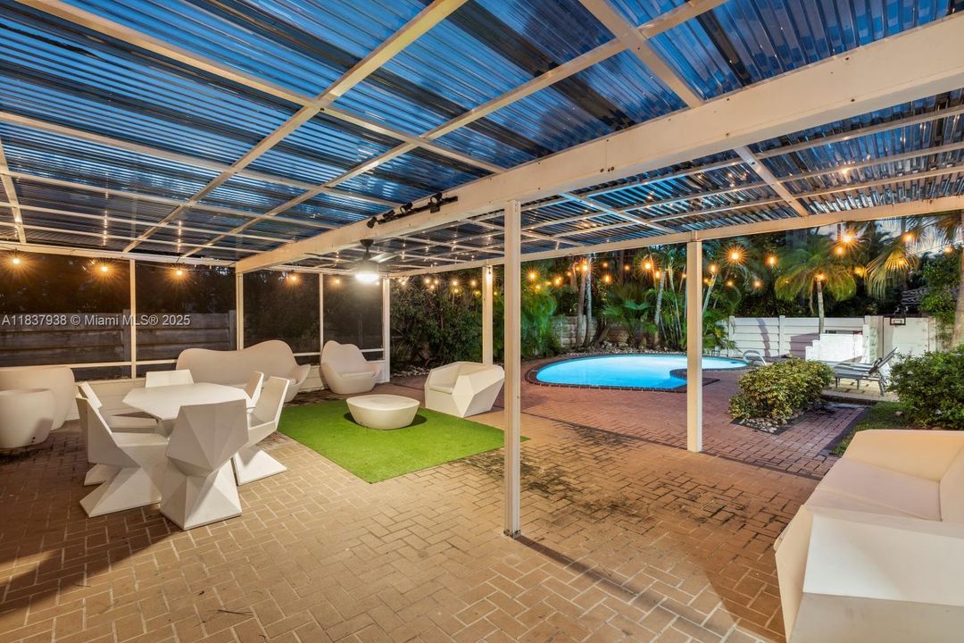 Recientemente alquilado: $12,500 (4 camas, 4 baños, 3373 Pies cuadrados)