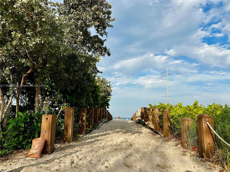 Недавно продано: $299,000 (2 спален, 2 ванн, 1145 Квадратных фут)